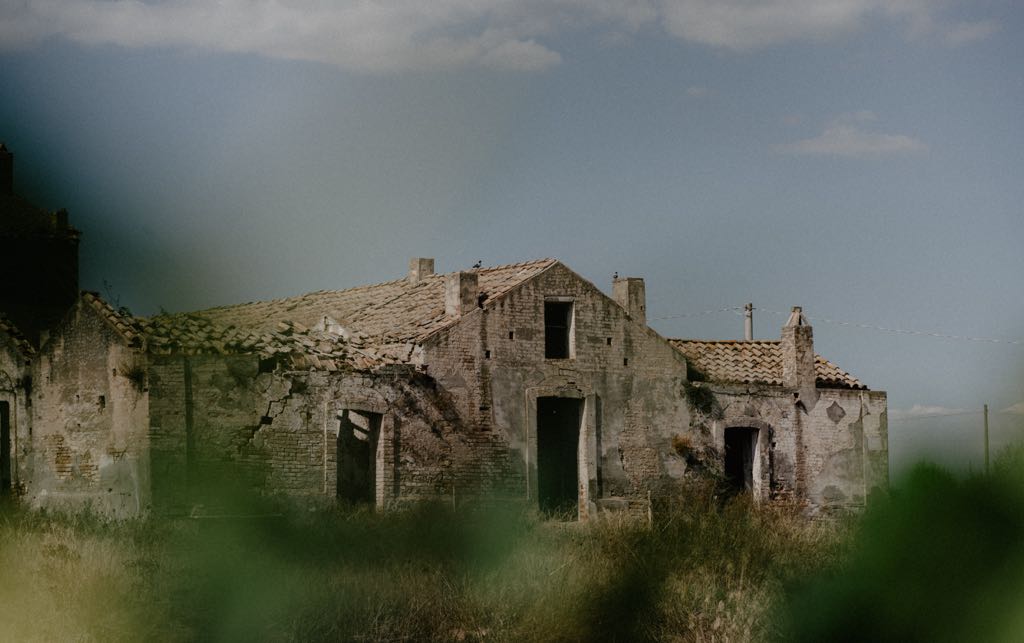 Rudere poco distante dal meraviglioso Castello di San Basilio di Pisticci, shooting di Giuseppe Bruno fotografo di matrimonio