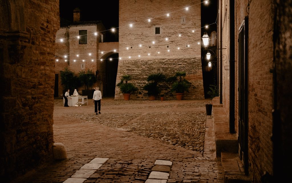 L'arrivo della torta nuziale concluso il pranzo del matrimonio nella fantastica atmosfera del Castello di San Basilio, servizio fotografico Giuseppe Bruno fotografo Basilicata