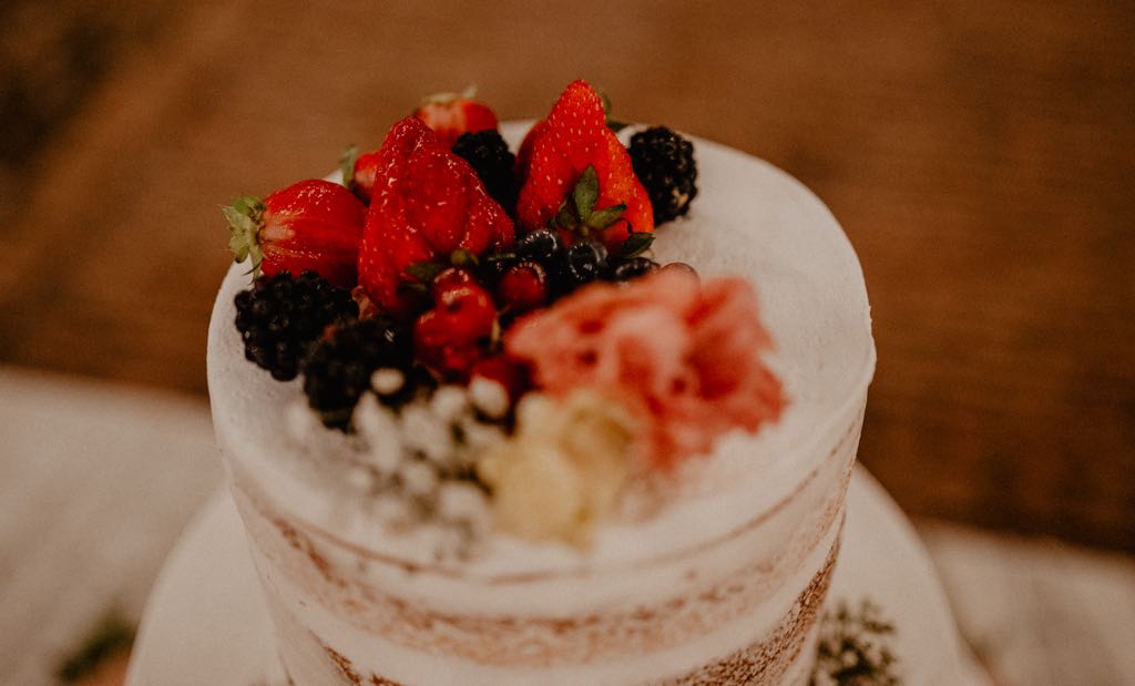 Naked Wedding cake, dettagli della la torta nuziale con frutti di bosco.
