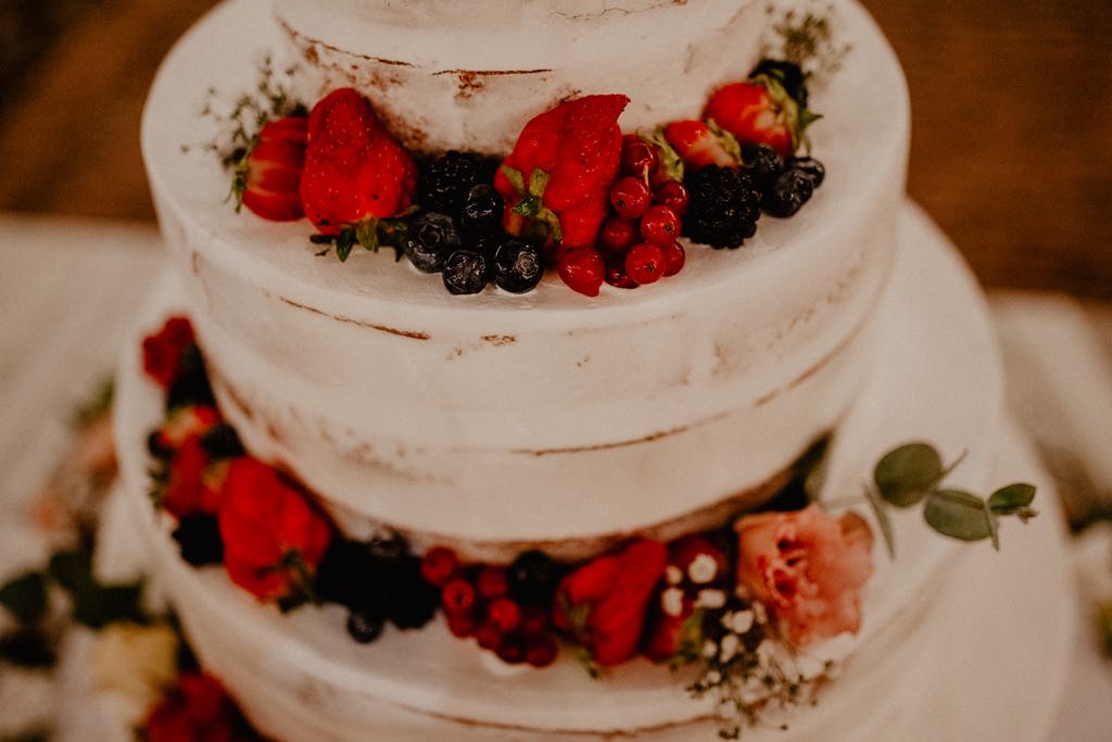 Naked Cake farcita con frutti di bosco, ricevimento di matrimonio a Pisticci