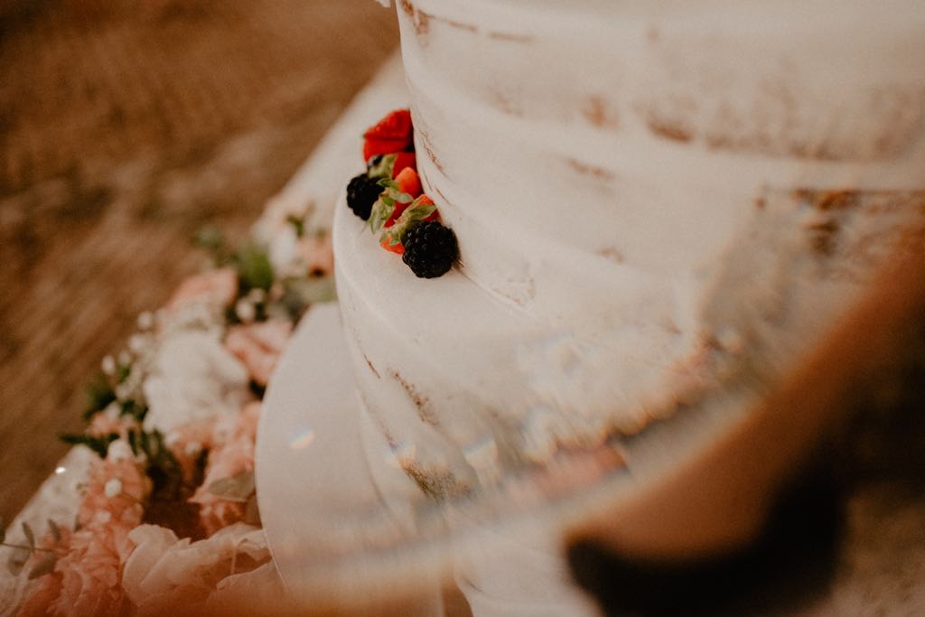 Naked cake, l'elegante torta nuziale del matrimonio a Pisticci, nel castello