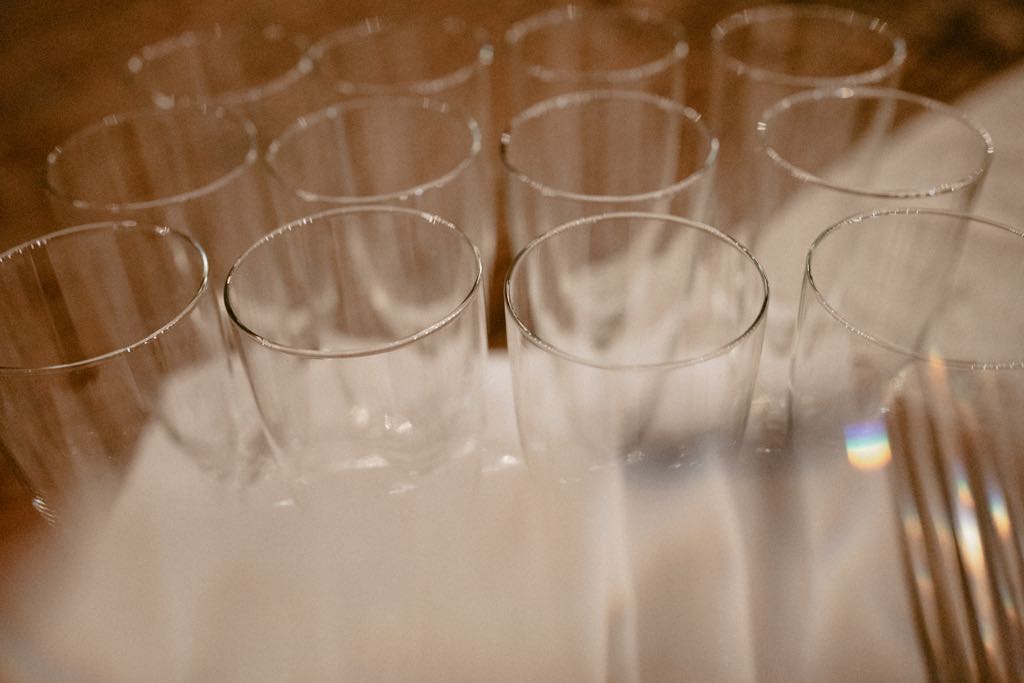 fotografia dei bicchieri per il brindisi agli sposi a chiusura del loro matrimonio a Matera