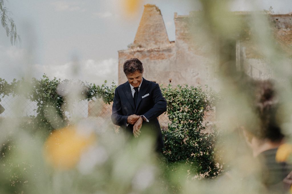 I preparativi dello sposo nel giorno del suo matrimonio in Basilicata, castello di San Basilio