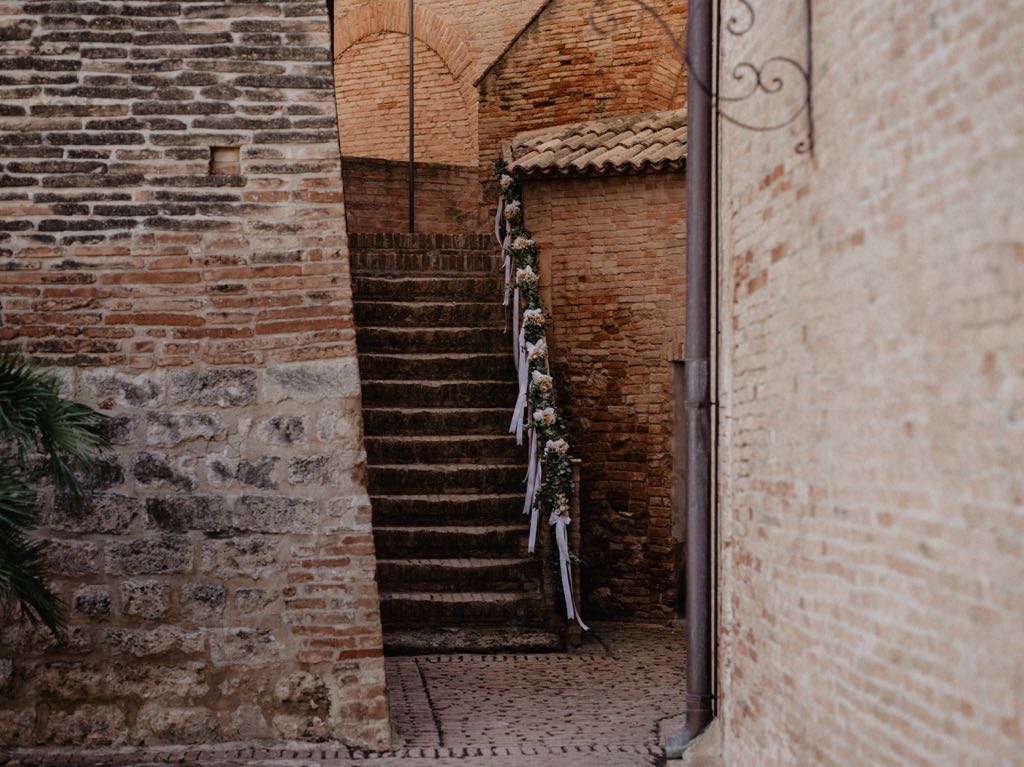 L'addobbo delle scalinate del castello di San Basilio per il Matrimonio