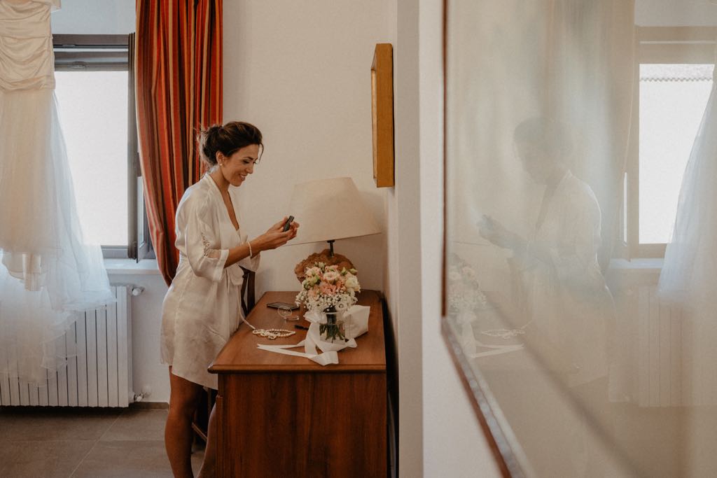 La preparazione della sposa nella lussuosa suite del Castello di San Basilio durante il suo Matrimonio