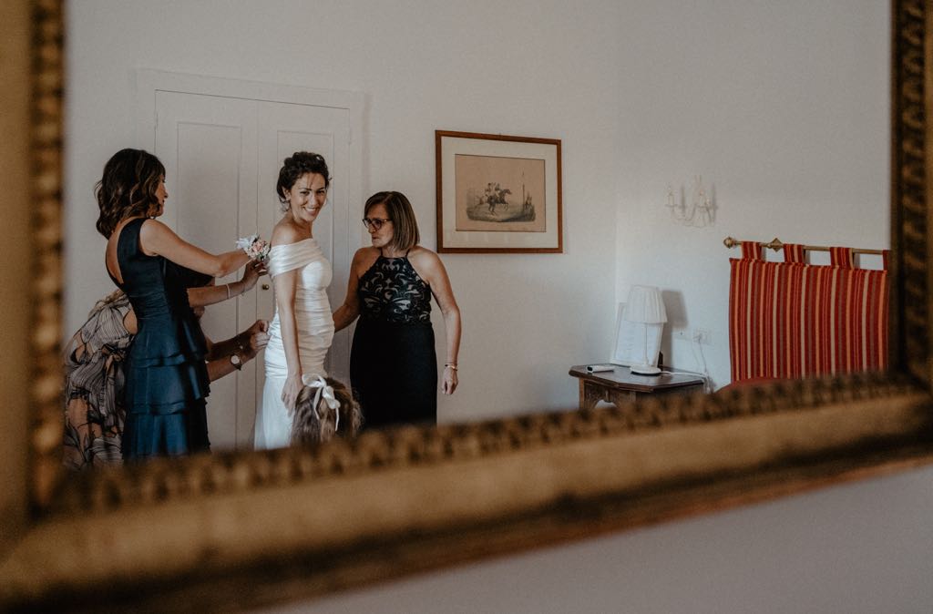 Vestizione della sposa durante il Matrimonio al Castello San Basilio