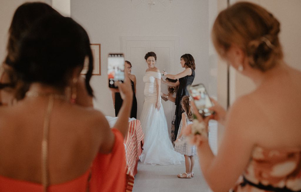 Le amiche della sposa, fotografano il momento della vestizione prima di sposarsi a Pisticci nel fantastico Castello di San Basilio
