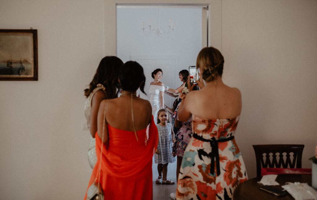 Fotografia di reportage di matrimonio, nella suite del Castello di San Basilio, durante la vestizione della sposa