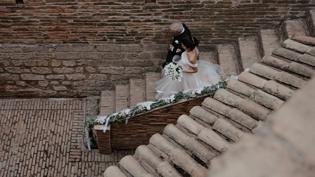 L'uscita della sposa con il padre, prima di arrivare nella Corte del Castello di San Basilio per il rito civile del suo matrimonio