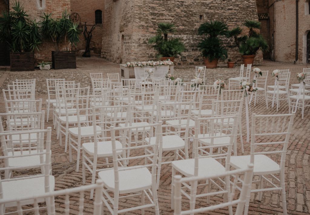 Il rito Civile nella corte di San Basilio, con gli addobbi della wedding planner