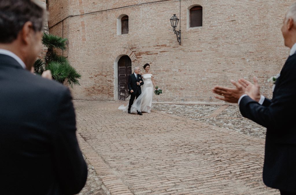L'arrivo della sposa nella corte prima di sposarsi, durante un matrimonio a San Basilio.