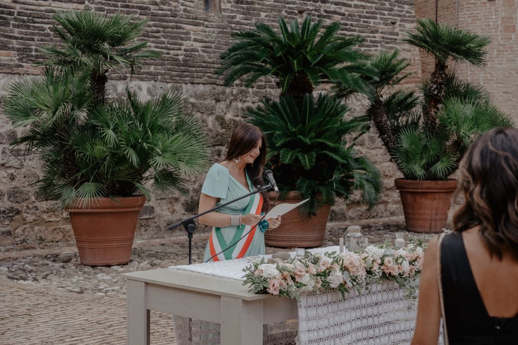 La celebrante di un Matrimonio nella fantastica cornice del castello di San Basilio