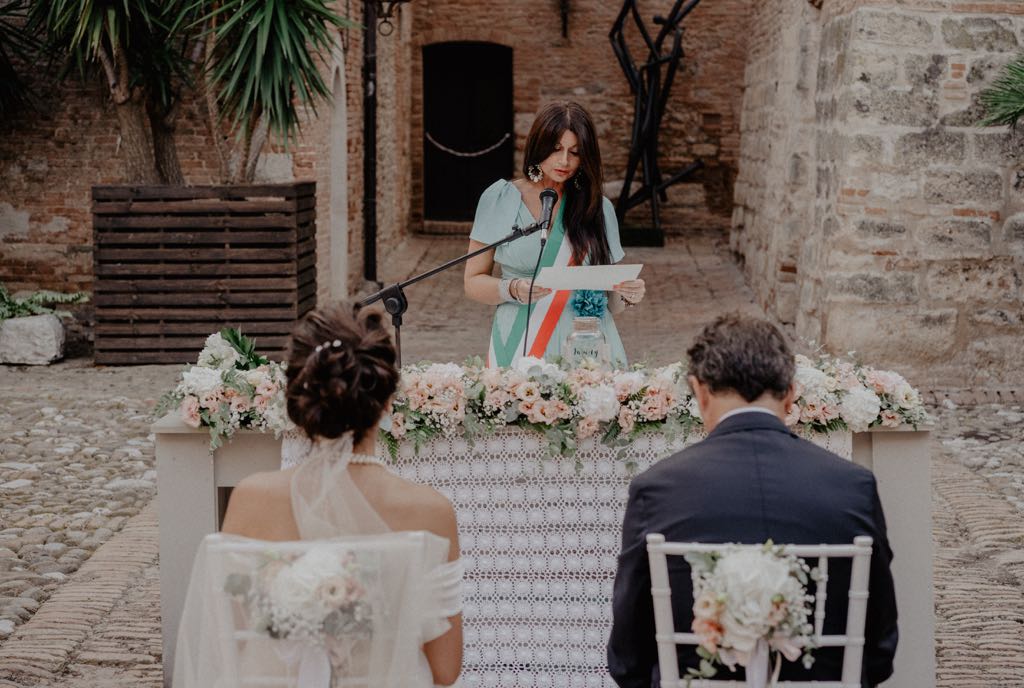 Gli sposi attenti ad ascoltare le parole della celebrante di Matrimoni nella Corte di San Basilio a Matera