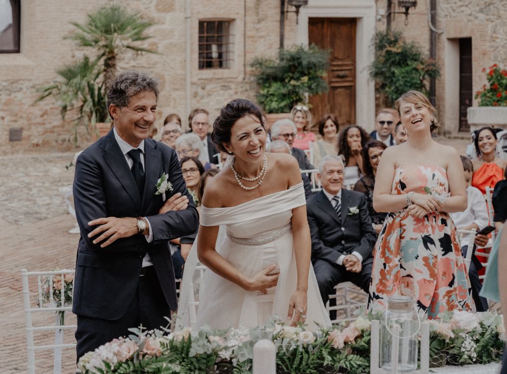Sposi sorridenti, durante il rito di celebrazione del loro Matrimonio nella location di San Basilio di Pisticci