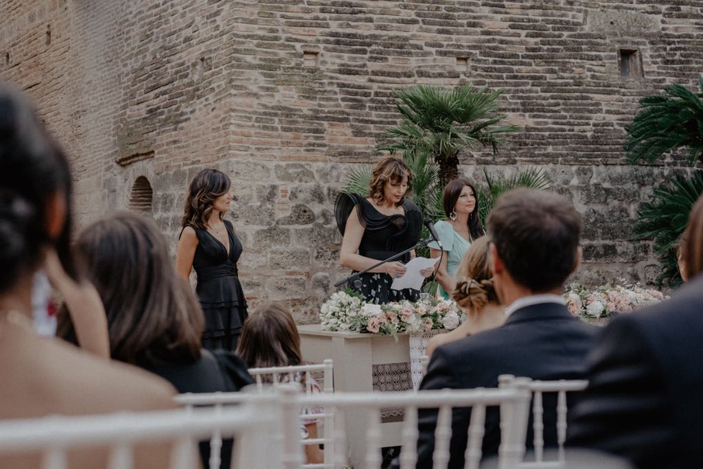 Le letture della testimone di nozze, durante il rito civile nella stupenda corte del castello di san basilio a Pisticci di Matera