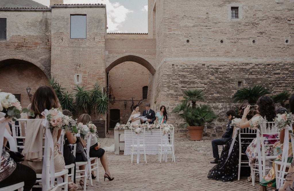 fotografia che ritrae gli sposi intenti nel rito di Matrimonio nel Castello di San Basilio.