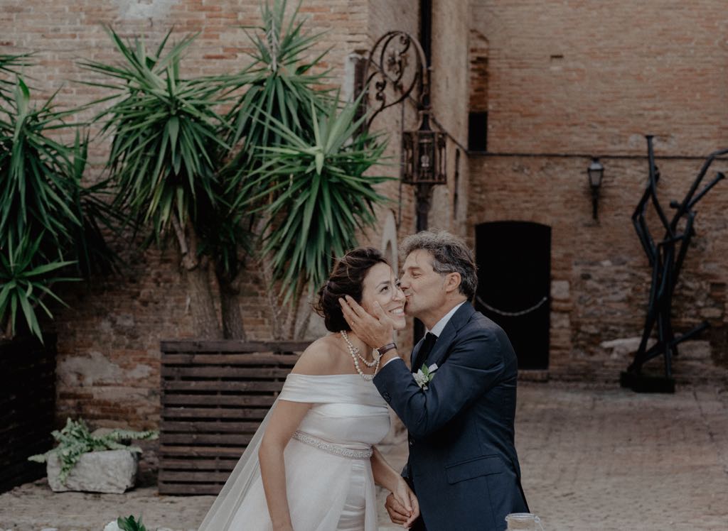 Lo sposo bacia la sposa durante il rito civile del loro Matrimonio a Pisticci