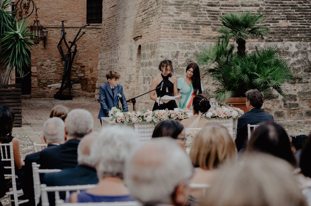 Il momento delle letture dedicate agli sposi, durante il matrimonio nel castello di San Basilio