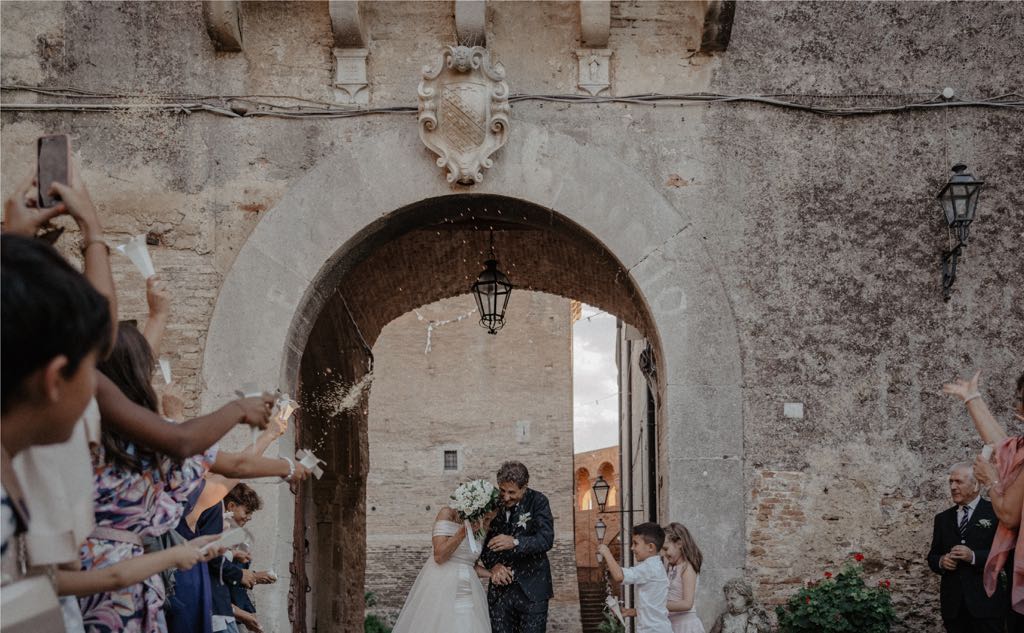Il lancio del riso dopo la cerimonia del Matrimonio a Pisticci