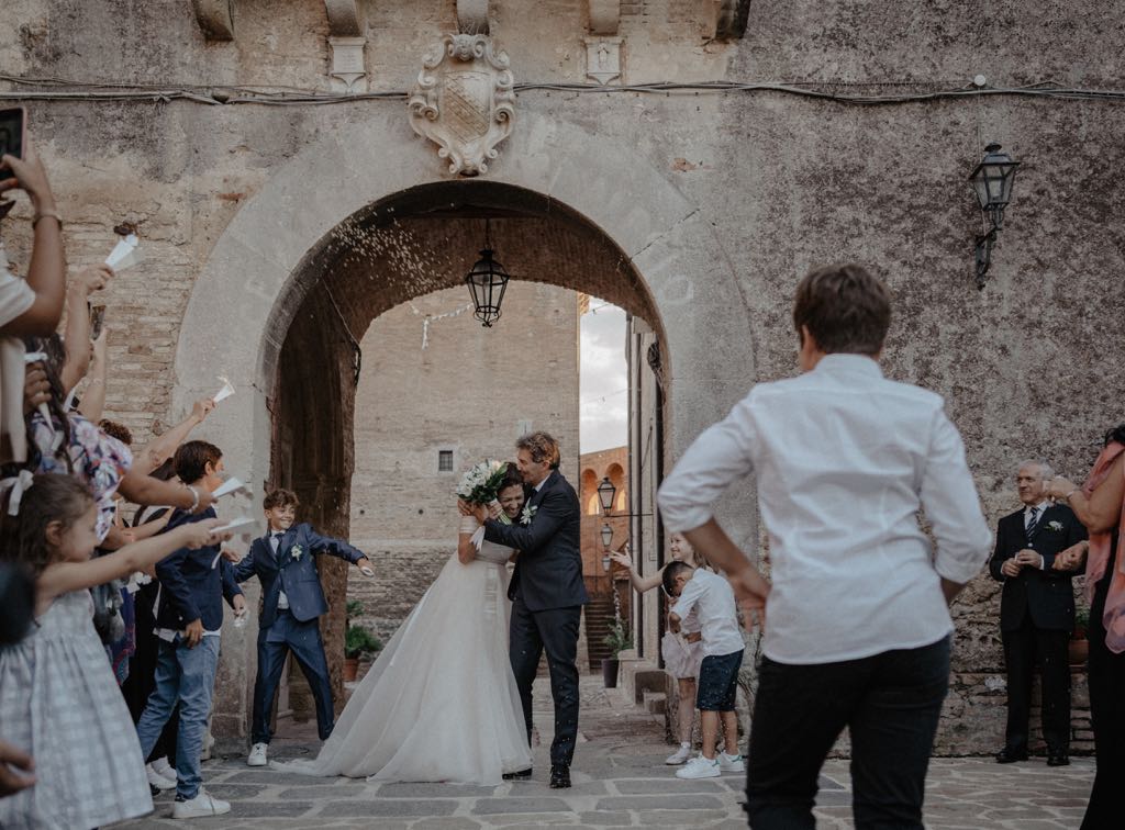 Un momento importante durante il Matrimonio, è il lancio del riso all'uscita dalla Corte del Castello di San Basilio di Matera, wedding reportage Giuseppe Bruno fotografo