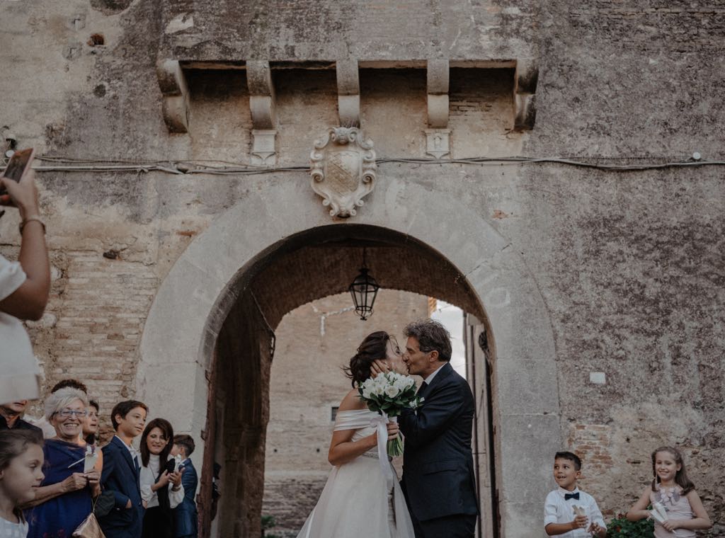 Il bacio degli sposi davanti la corte del Castello di San Basilio