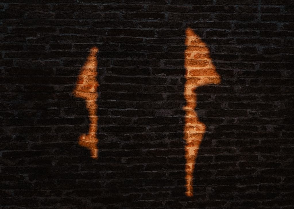 Ombre, silouette degli sposi, incastrate nei favolosi mattoncini del Castello di San Basilio di Marconia
