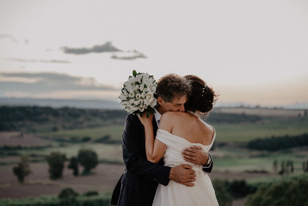 Abbraccio caloroso degli sposi durante il servizio fotografico di coppia dedicato al matrimonio nel castello di san basilio