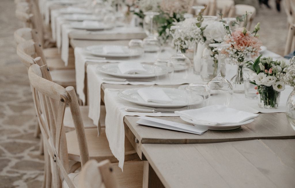 La mise en place del tavolo degli sposi, durante il matrimonio nel Castello di San Basilio