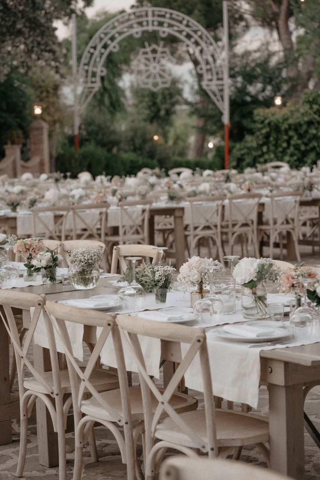l'apparecchiatura dei tavoli per la cena di matrimonio a Pisticci, San Basilio