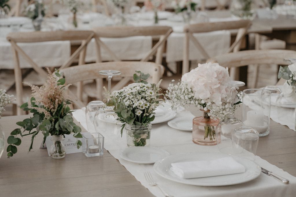 L'elegante allestimento della tavola nuziale del Castello di San Basilio