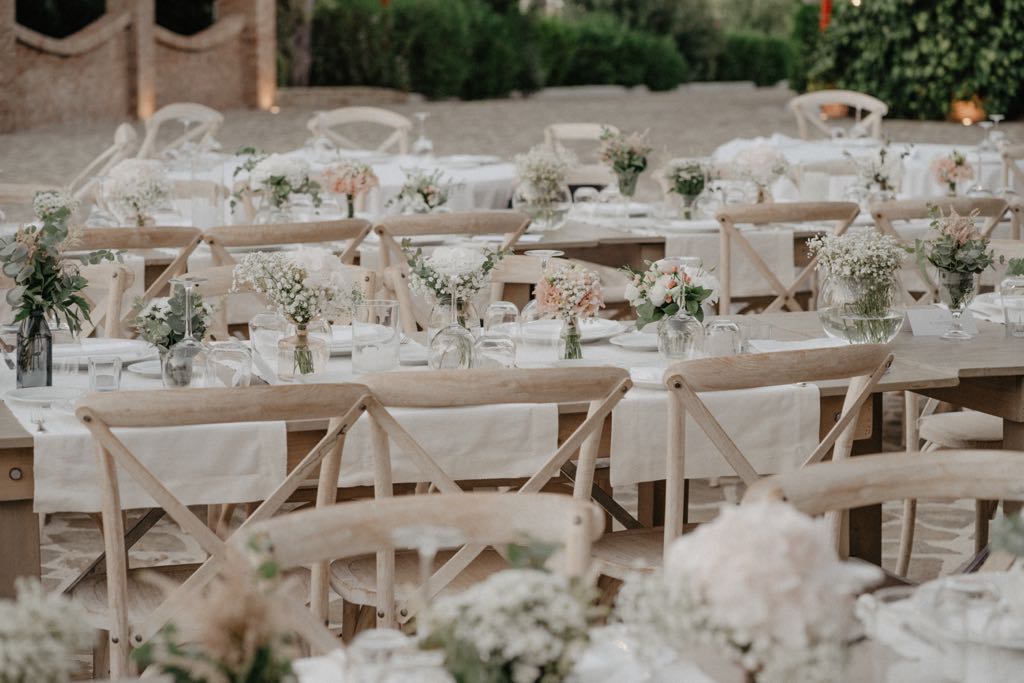 Allestire e preparare un tavolo per il matrimonio in un castello, San Basilio
