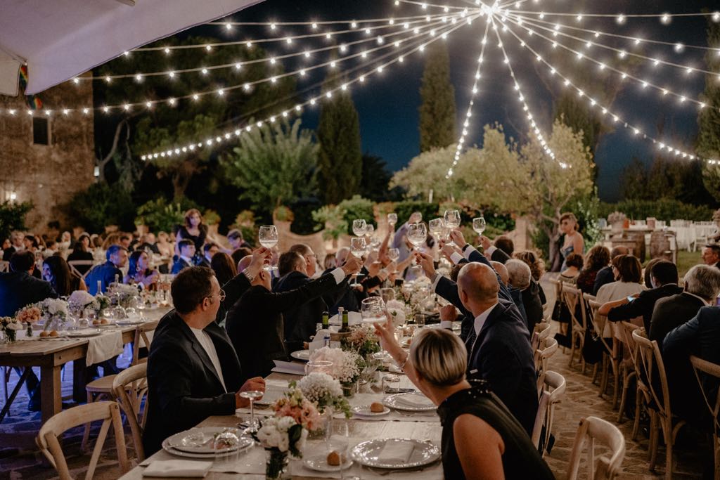 brindisi e tavolata durante un Matrimonio a Matera, servizio fotografico e di eventi in Basilicata
