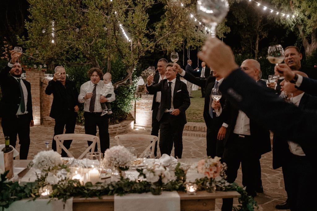 Il brindisi degli sposi con amici e parenti durante un servizio fotografico di matrimonio a Matera
