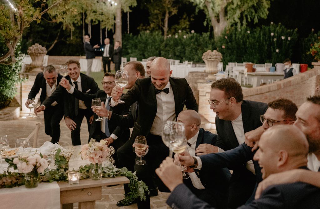 amici durante una festa di matrimonio al castello di San Basilio che si divertono.