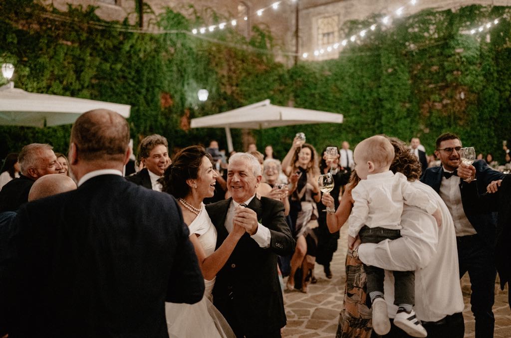 Il ballo con il padre della sposa, durante il matrimonio nel castello di san basilio