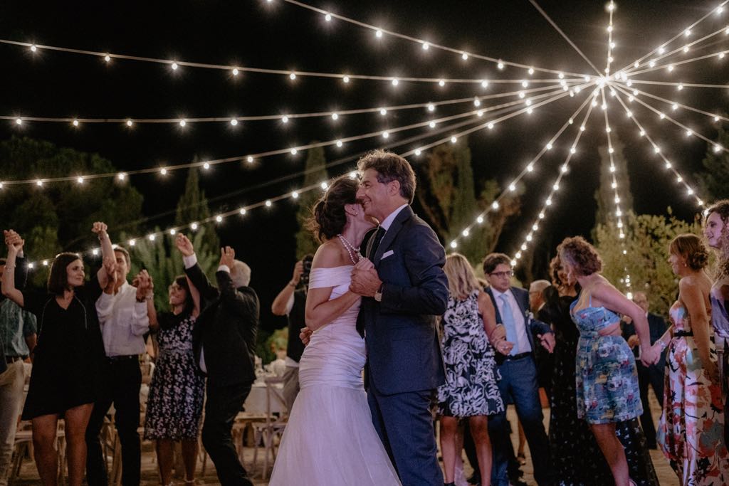 Il primo ballo degli sposi, durante il matrimonio a San Basilio.