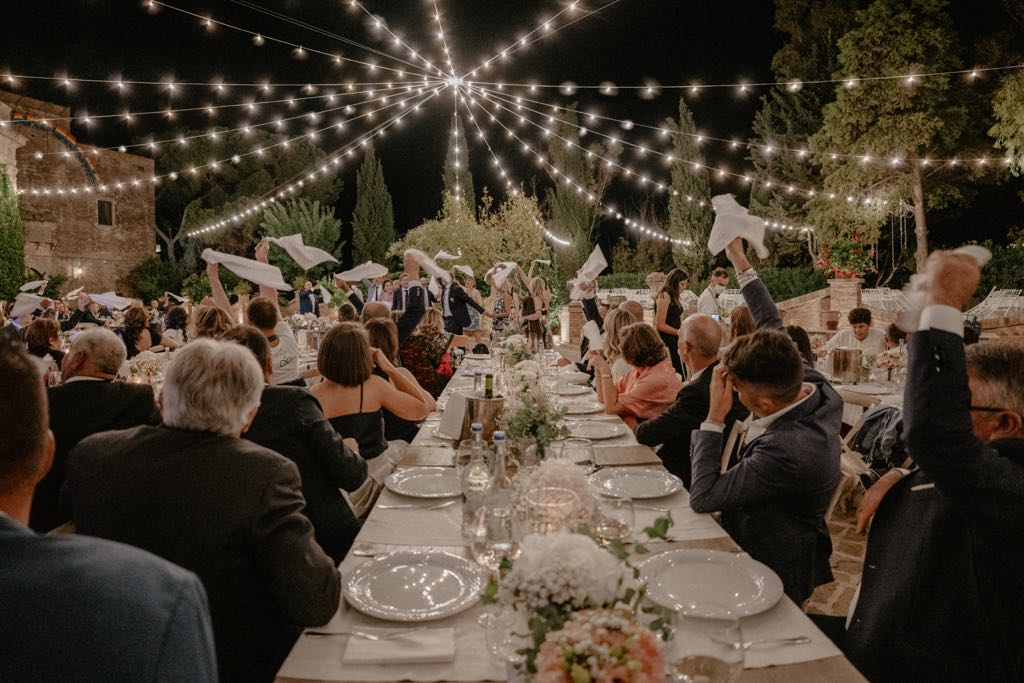 Matrimonio all'aperto in un momento gioioso degli invitati a Matera