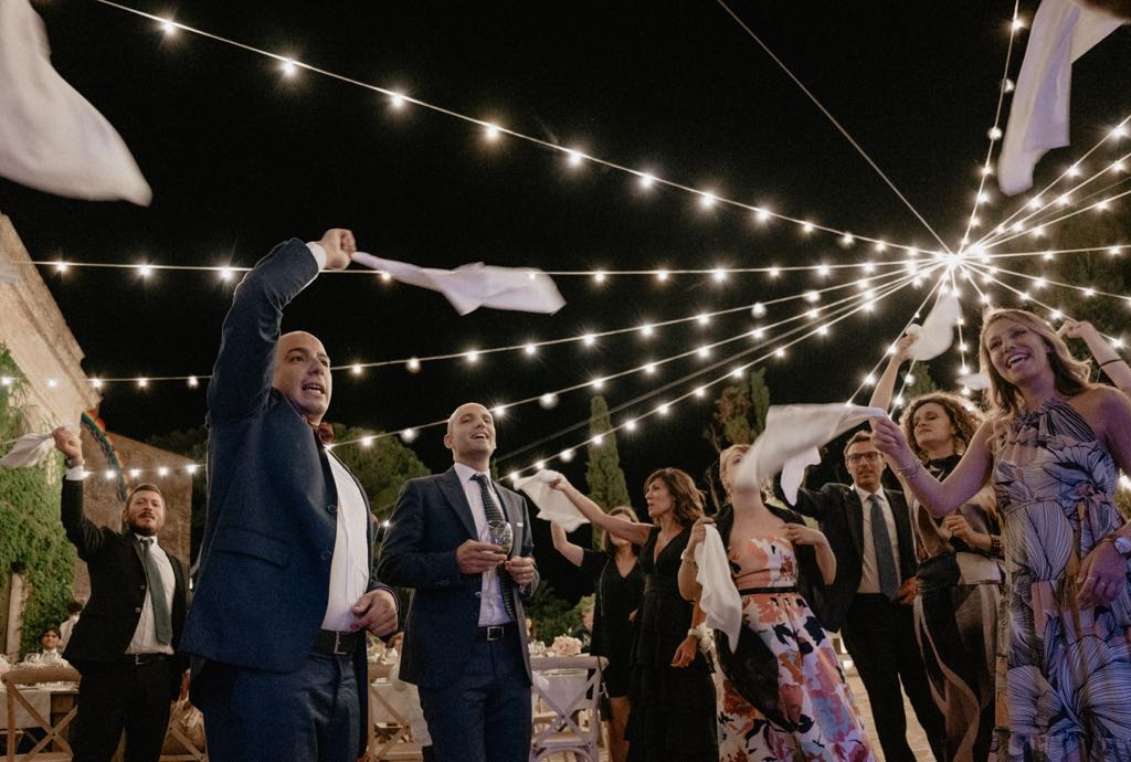 After party di un matrimonio festeggiato all'aperto, nella corte di un castello a Matera