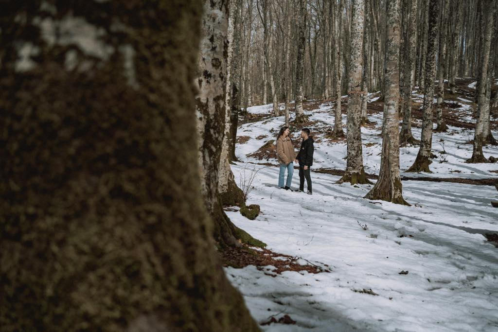 fotografia di un bosco innevato in lucania, coppia di due fidanzati, fotografia di giuseppe bruno fotografo in basilicata