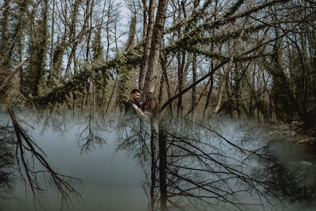 fotografia di due fidanzati nei boschi della lucania, servizio fotografico di coppia.