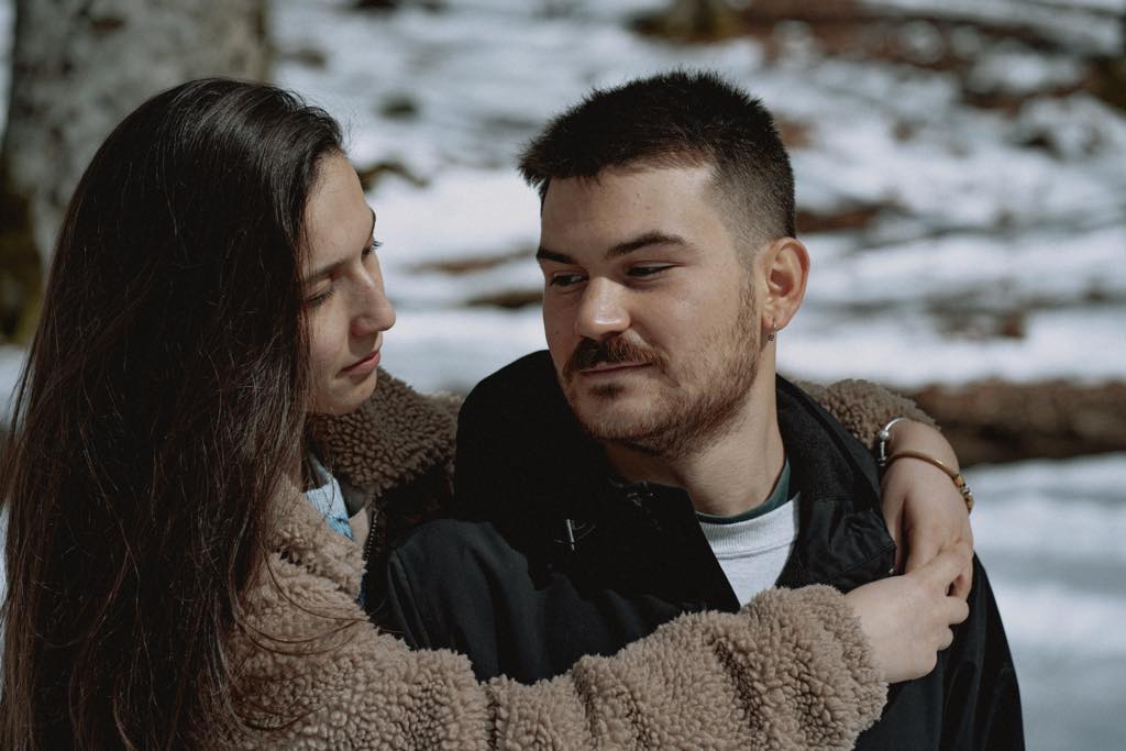 due fidanzati durante una sessione di coppia sulla neve in Lucania. Giuseppe Bruno fotografo