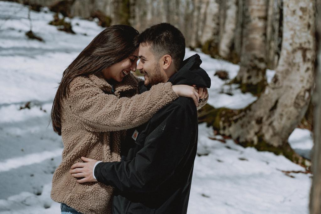 fidanzati che sorridono durante un servizio fotografico di coppia in Lucania realizzato da giuseppe bruno fotografo ddi matrimoni in basilicata