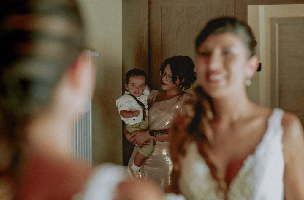 Riflessi nello specchio a casa della sposa, durante il suo matrimonio da sogno