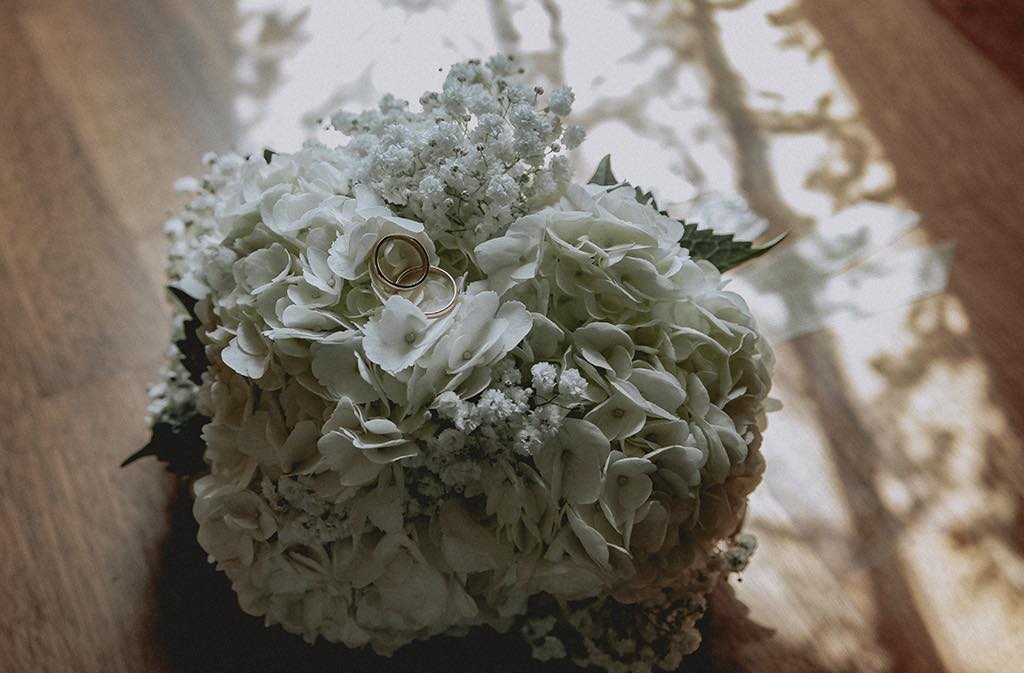 Bouquet e fedi nuziali, con gioco di luci e ombre, Matrimonio a Maratea