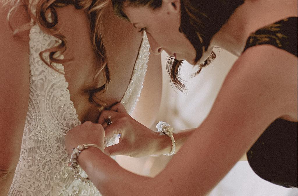 I dettagli della vestizione della sposa nel giorno del matrimonio a Maratea