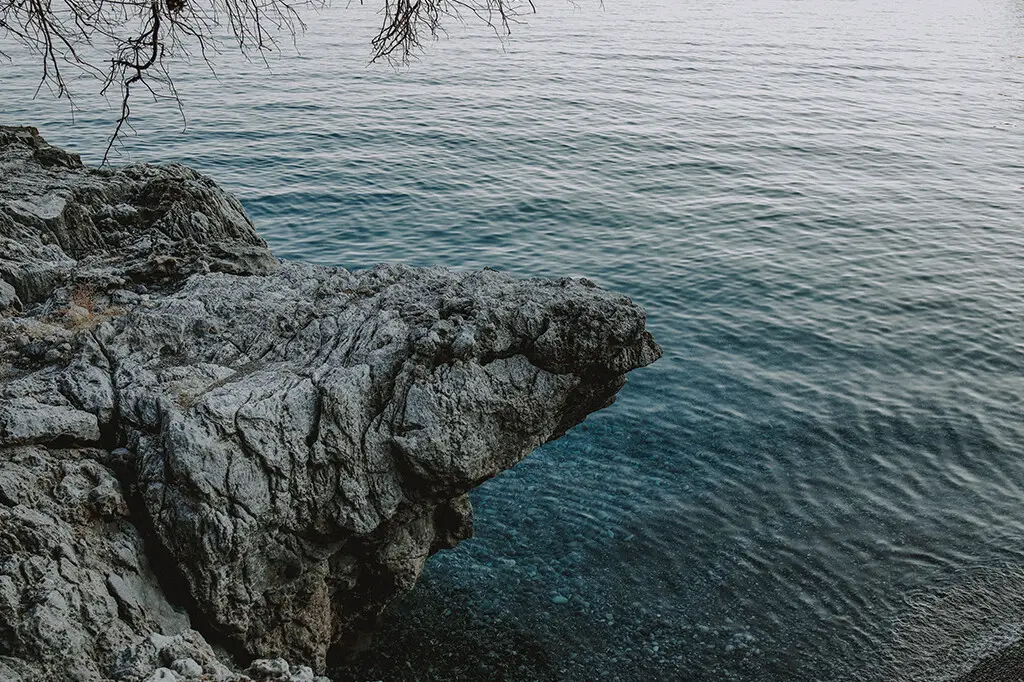 gli scogli e l'acqua blu della spiaggia privata dell'Hotel Villa del mare a Maratea, durante un matrimonio