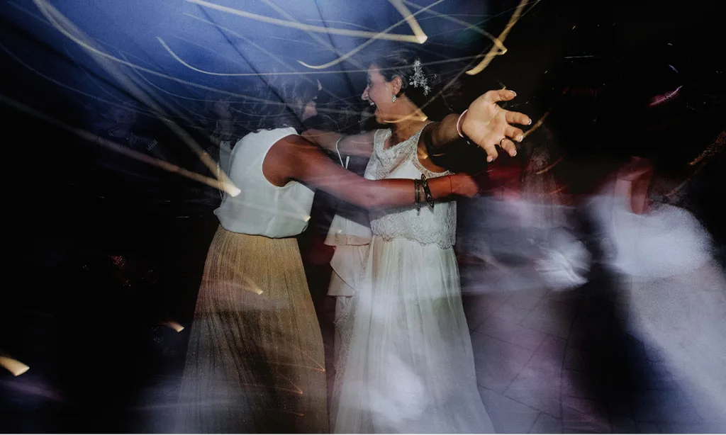 durante i balli nel ristorante, foto sposa con amica che si abbracciano durante un matrimonio in basilicata
