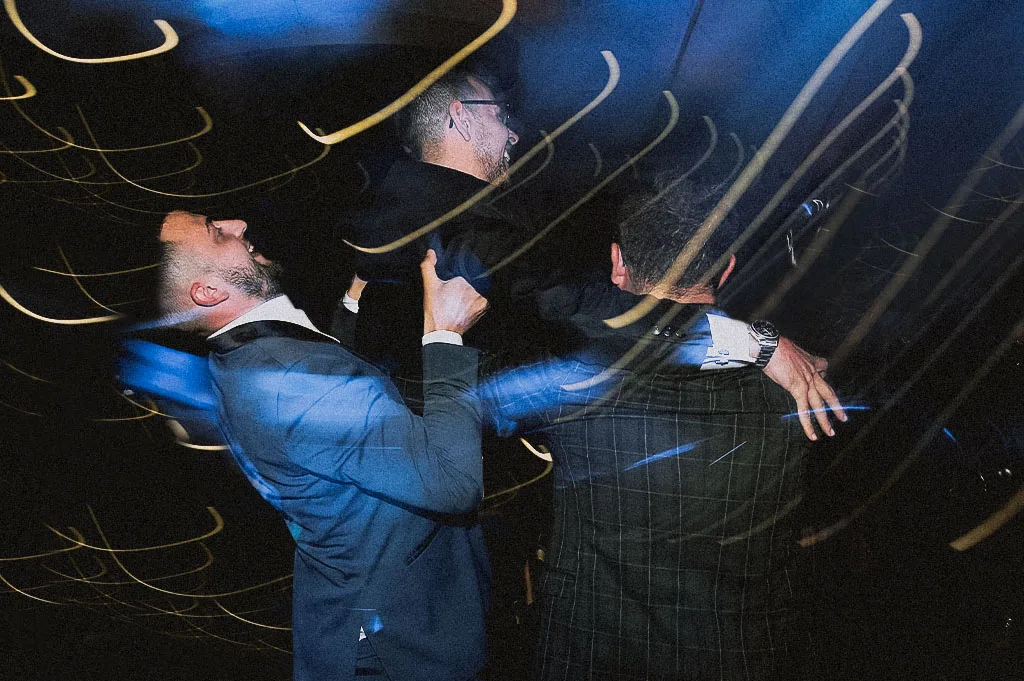 after party, foto sposo con amici che si divertono durante un matrimonio in basilicata