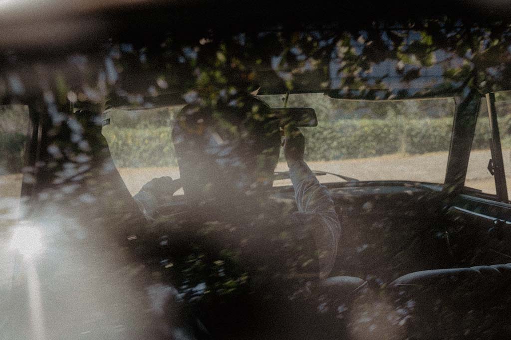 Sposo in macchina mentre sta andando al suo Matrimonio a Maratea, Villa La Matrella