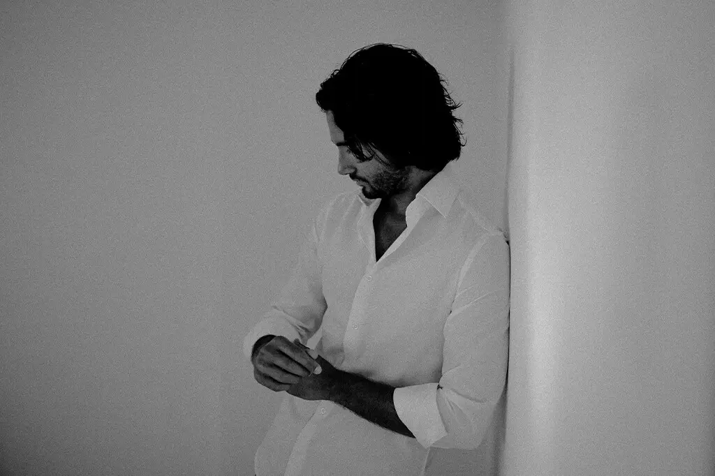 Destination Wedding Basilicata, preparativi dello sposo, durante la vestizione